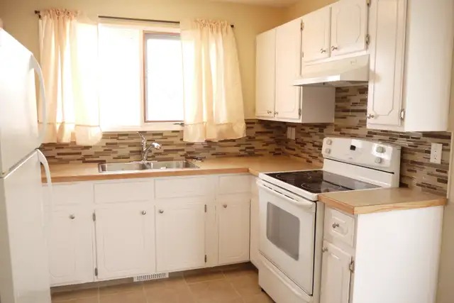 Lrg 1200sf 3BR/2B nr LRT w/ dbl grg-nwr ktchn,bath/fnc yrd/PetOK