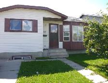 Lrg 1200sf 3BR/2B nr LRT w/ dbl grg-nwr ktchn,bath/fnc yrd/PetOK - Photo 2