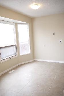Lrg 1200sf 3BR/2B nr LRT w/ dbl grg-nwr ktchn,bath/fnc yrd/PetOK - Photo 4