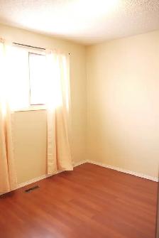 Lrg 1200sf 3BR/2B nr LRT w/ dbl grg-nwr ktchn,bath/fnc yrd/PetOK - Photo 8