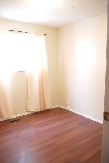 Lrg 1200sf 3BR/2B nr LRT w/ dbl grg-nwr ktchn,bath/fnc yrd/PetOK - Photo 9