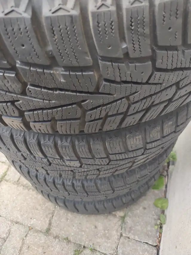 215-60R17x4 pneus hiver Nexen WinGuard. Excellent état