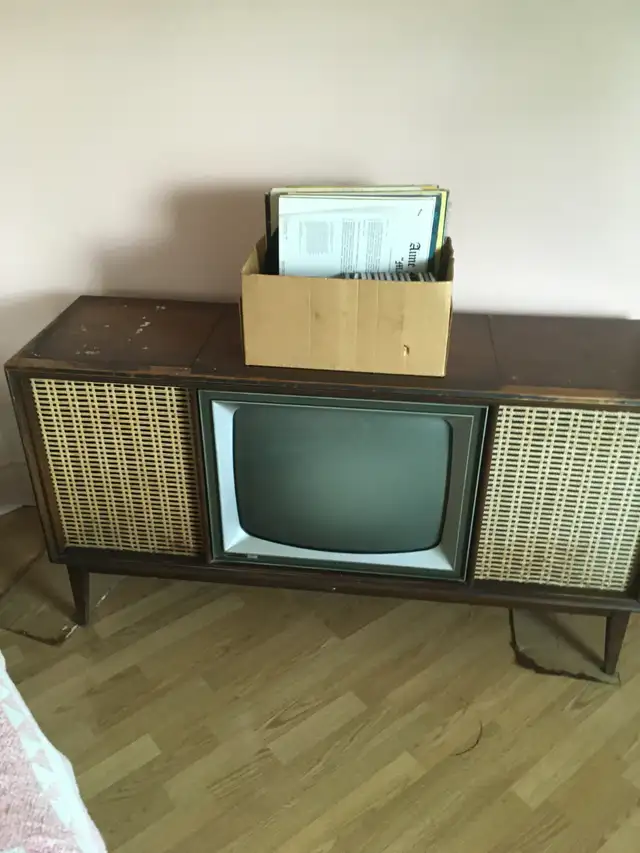 Meuble antique TV et Stéréo