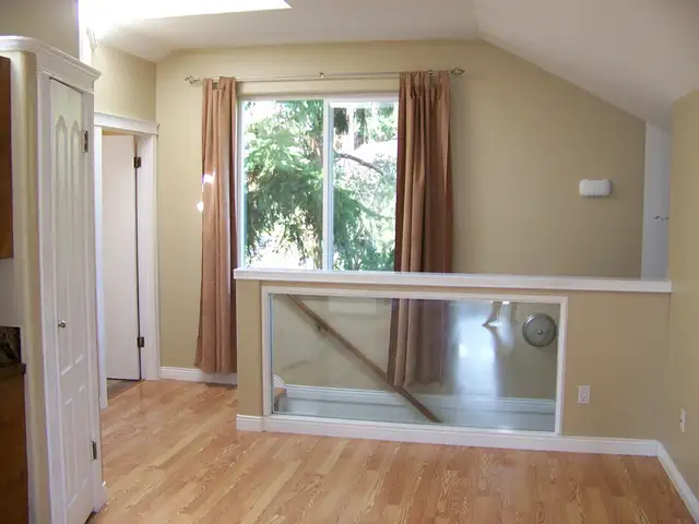 BRIGHT 1 BEDROOM SUITE