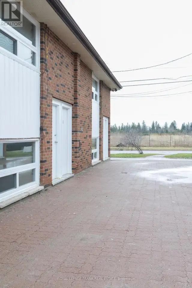 2 BEDROOM APARTMENT DOWNTOWN LINDSAY - MOVE IN BONUS!