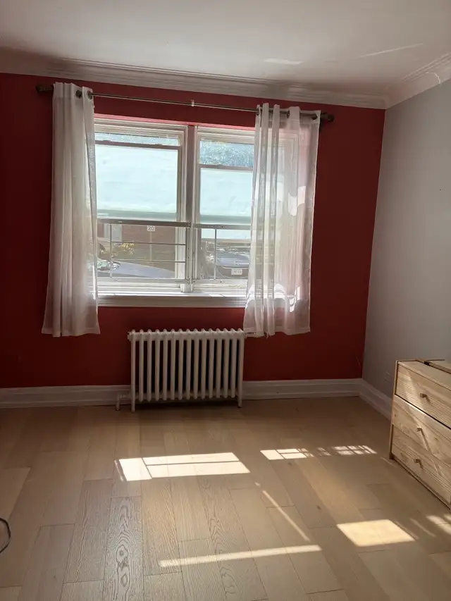 Nice and bright bachelor unit- Great location- Available Oct 1st