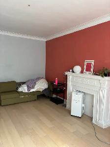 Nice and bright bachelor unit- Great location- Available Oct 1st - Photo 2