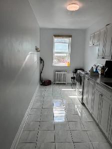 Nice and bright bachelor unit- Great location- Available Oct 1st - Photo 5