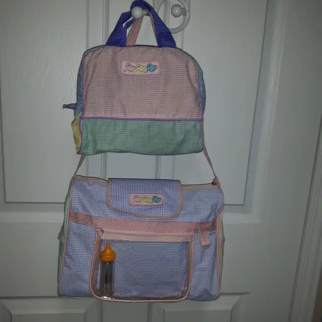 2 SACS ENFANT:GRAND 9'HAUx12'LAR PETIT 8'HAUx7'LAR: $5.00 CHACUN