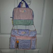 2 SACS ENFANT:GRAND 9'HAUx12'LAR PETIT 8'HAUx7'LAR: $5.00 CHACUN