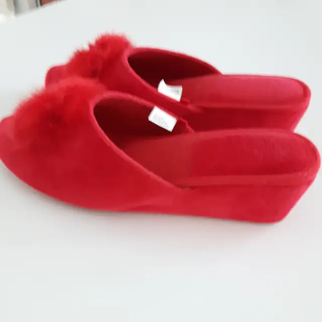 PANTOUFLES EN VELOUR ROUGE, GR 7 FEM, TALONS 2'DE HAUT: $10.00.