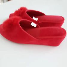 PANTOUFLES EN VELOUR ROUGE, GR 7 FEM, TALONS 2'DE HAUT: $10.00. - Photo 3