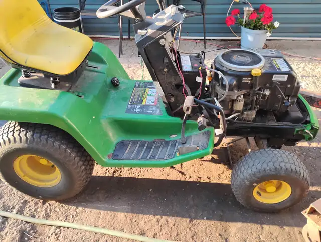 John Deere LX176 lawn tractor STRIPPED FOR PARTS!