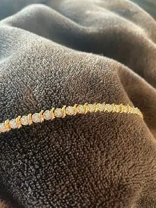Gorgeous 10K gold and diamond 7 1/4" ladies tennis bracelet - Photo 3