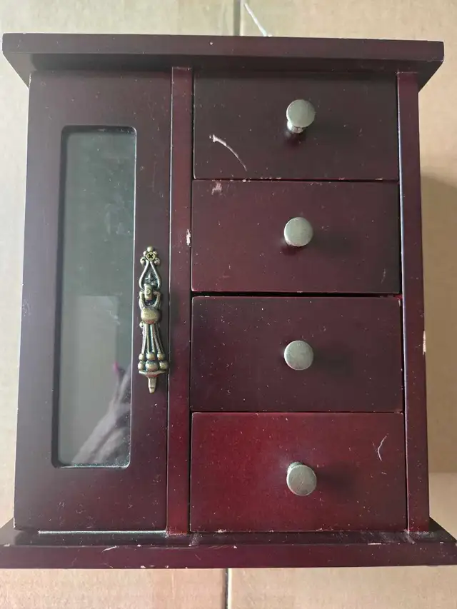 Jewelry box.