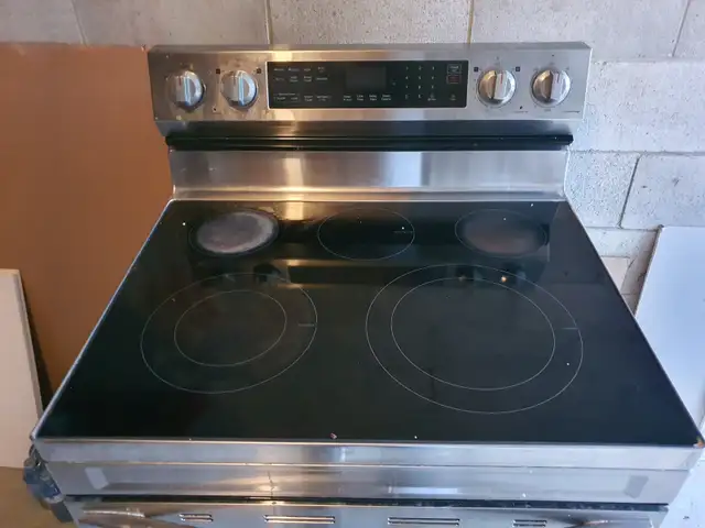 Samsung Stove Stainless with advance features (wifi, app. )
