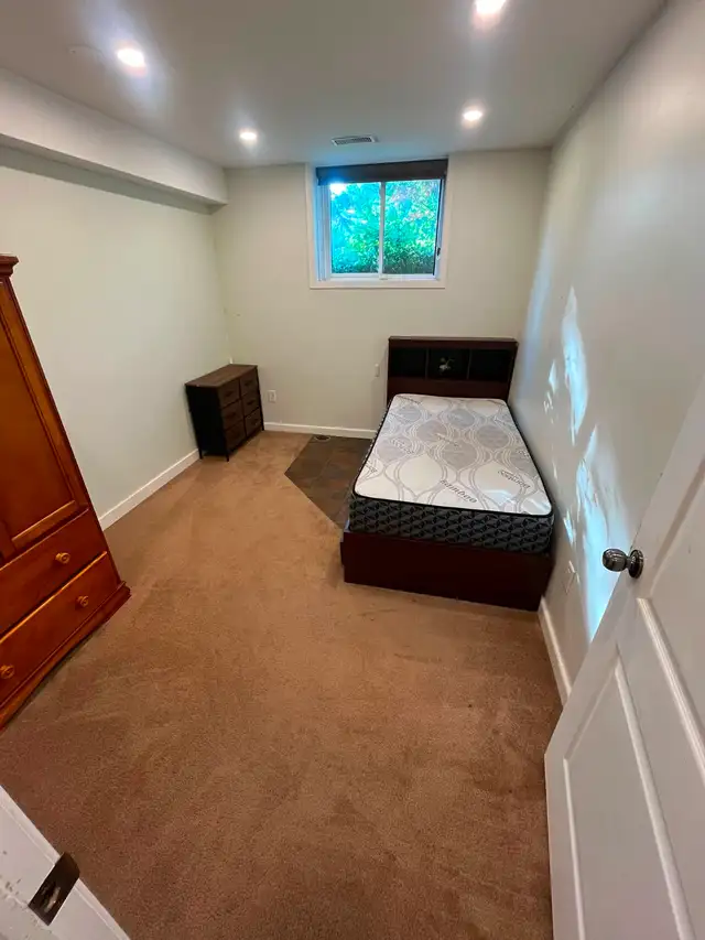 FURNISHED PRIVATE ROOM FOR RENT IN DOWNTOWN BRAMPTON INC UTILITY