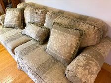 Beautiful Couch - Photo 4