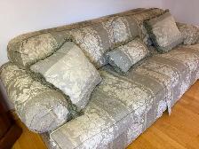 Beautiful Couch - Photo 5