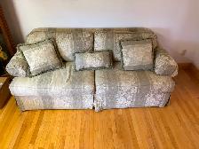 Beautiful Couch - Photo 6