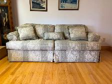 Beautiful Couch - Photo 7