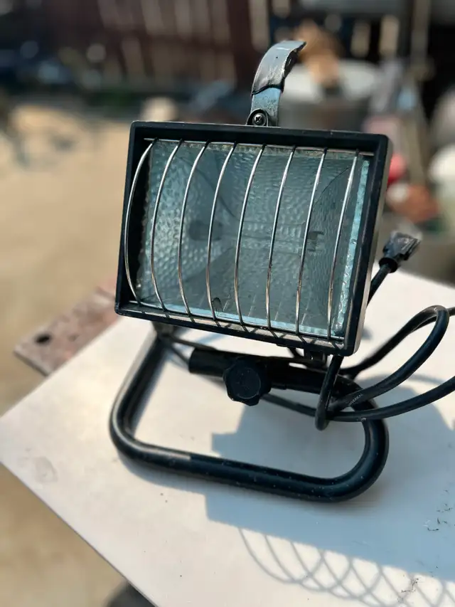 ONE HALOGEN TWIN HEAD WORK LIGHT