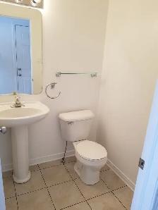 Beautiful 3 bedroom 3 Bath Townhouse in Pineview - Photo 4
