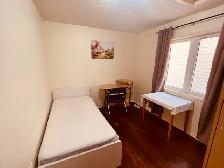 Rooms for Rent Near York University – Available October 1 - Photo 4