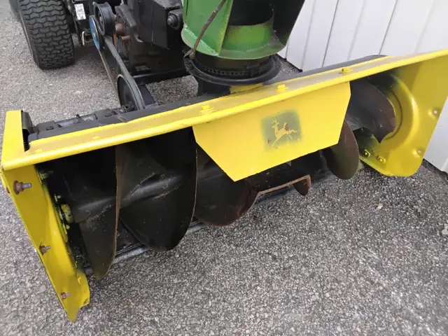 SOUFFLEUSE.  JOHN DEERE. AVEC. MOTEUR. AUXILIERE