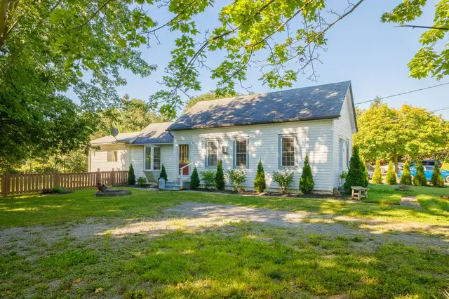 Charming Artist's Cottage in Thorold