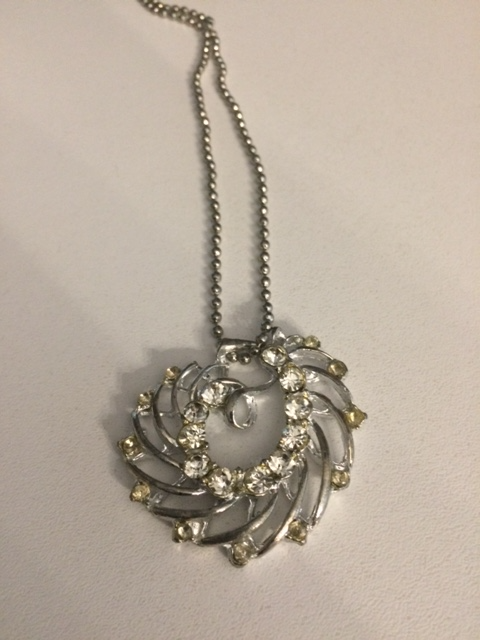 COLLIER BRELOQUE BRILLANTE FINIE ARGENT 3 POUCES DE LARGE $10.00