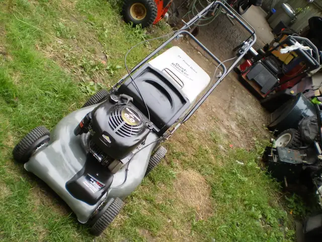 CRAFTSMAN   21inch Self-Propelled gas   Lawnmower.