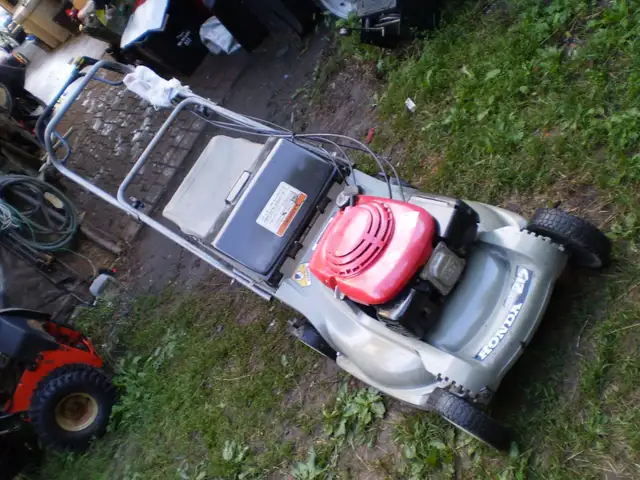 HONDA HRB215  21inch Self-Propelled gas   Lawnmower.
