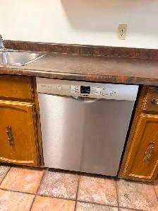 SPACIOUS AND COZY 2 BEDROOMS IN KING EDWARD-BONNIE DOON - Photo 3