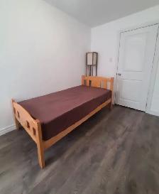 Christie, @Bloor TTC, Room on 2nd Floor to Rent-2Mins TTC Subway - Photo 4