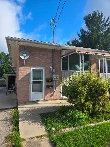 3 Bed 1 Bath Unit FOR RENT in Duplex in Beautiful Strathroy !