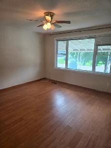 3 Bed 1 Bath Unit FOR RENT in Duplex in Beautiful Strathroy ! - Photo 3