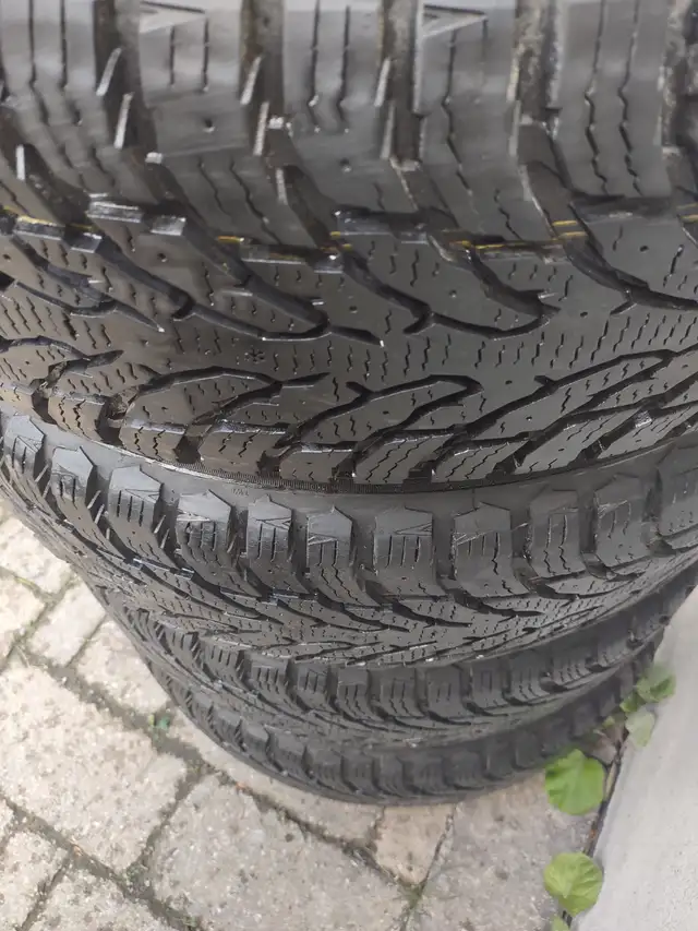 225-60R18x4 pneus hiver Nokian Nordman comme neufs.