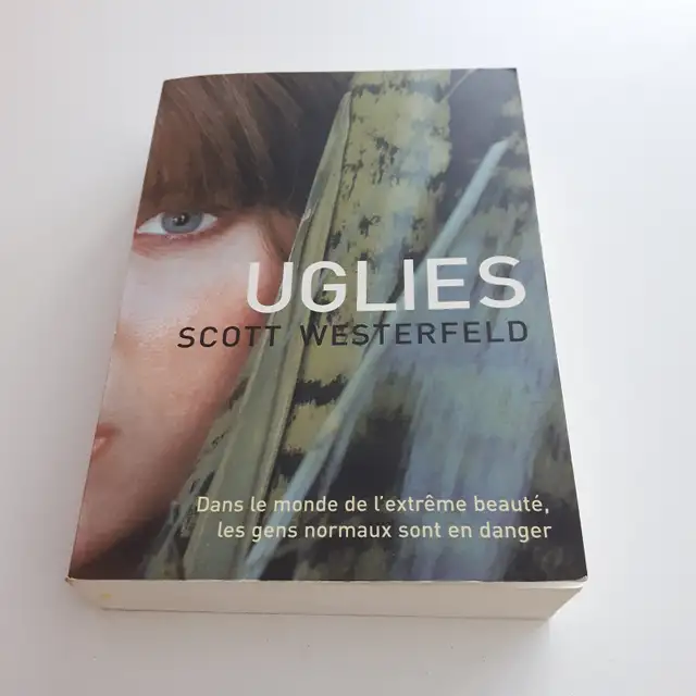 ROMAN FRANCAIS ADO, UGLIES DE SCOTT WESTERFELD, 432 PAGES: $5.00