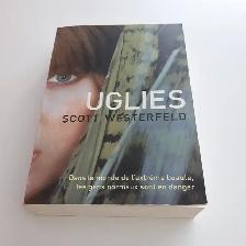 ROMAN FRANCAIS ADO, UGLIES DE SCOTT WESTERFELD, 432 PAGES: $5.00