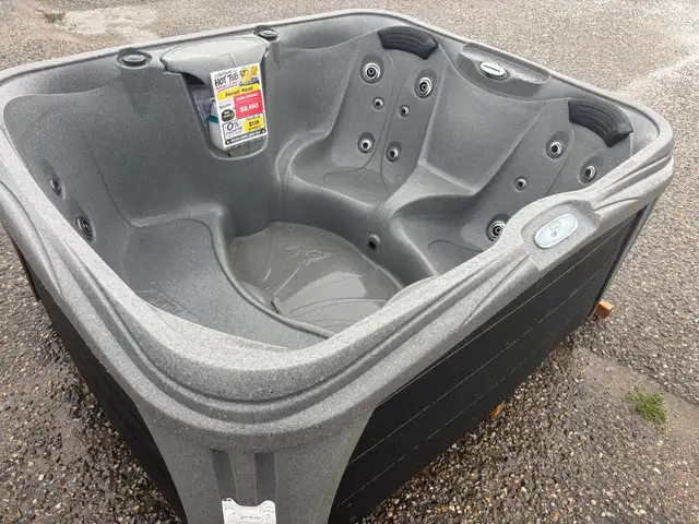 NEW 5 person Jacuzzi hot tub 2025 clearance