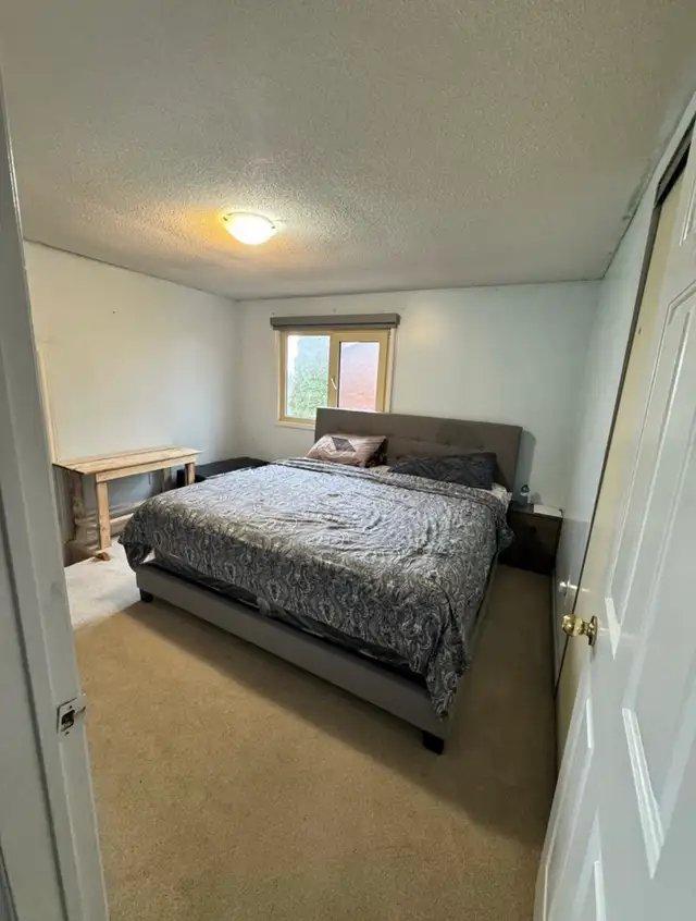 UPPER LEVEL ROOM FOR RENT NEAR SHOPPERS WORLD MALL