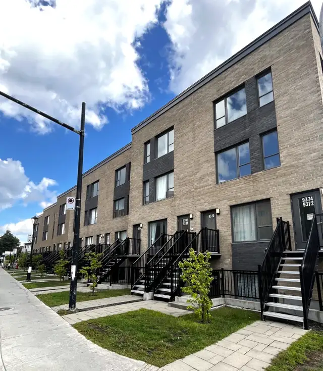 LOGEMENT 4 ½ AVEC GRAND BALCON   STATIONNEMENT À LOUER