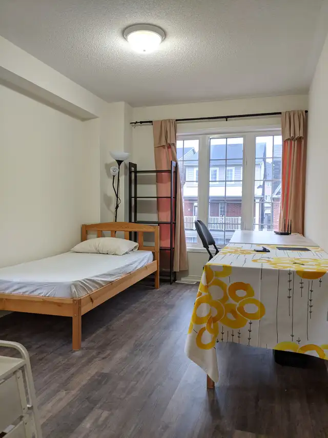 Female, 2nd flr w/ Private Bath Parking @York University Village