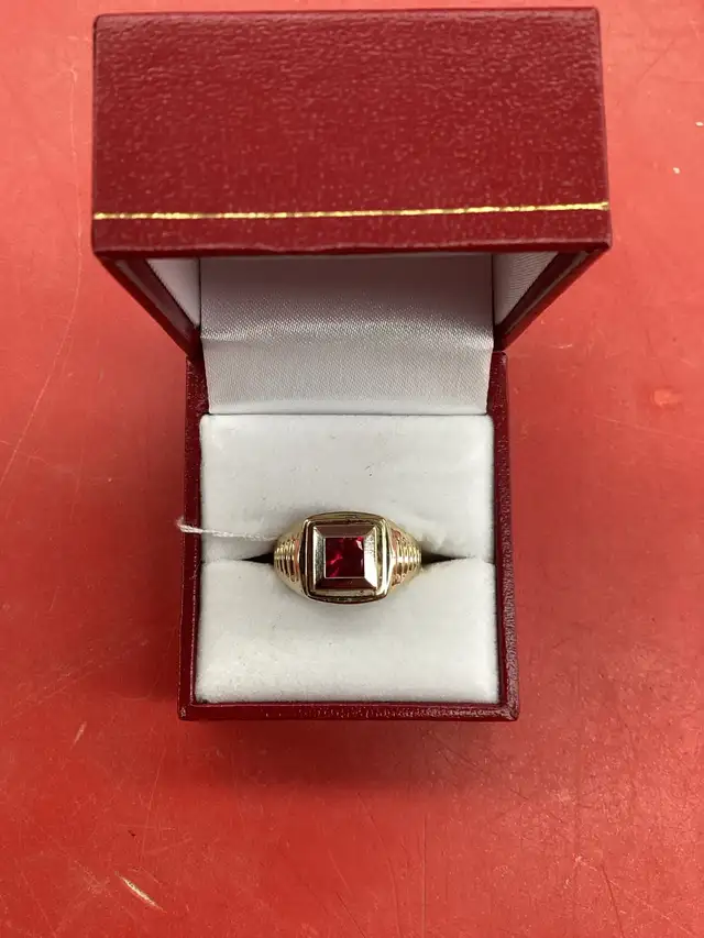 chevalière en or avec pierre rouge