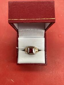 chevalière en or avec pierre rouge