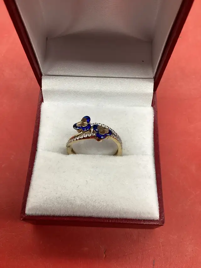 bague en or à fleurs bleues