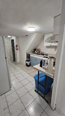 Private room Available Immediately Middlefield and Steels - Photo 9