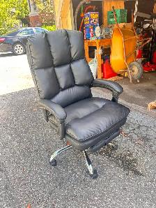 black adjustable office chair with hidden foot stool - Photo 2