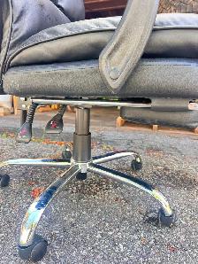 black adjustable office chair with hidden foot stool - Photo 3